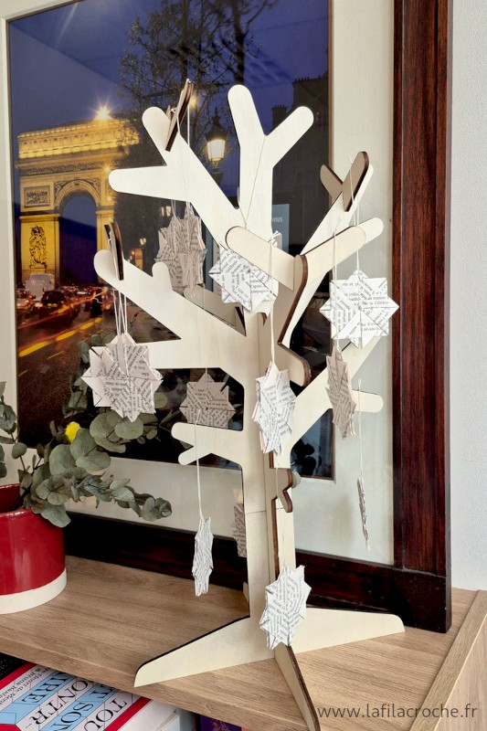 Tea bag folding origami accrochés dans un arbre figuratif