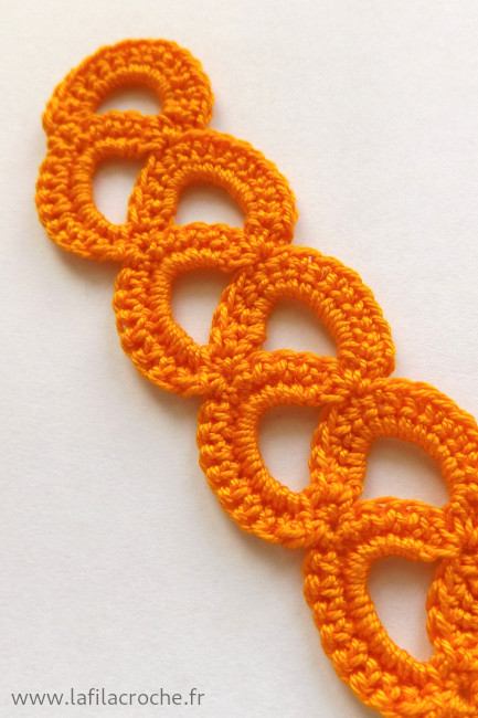 Gros plan sur les arceaux du marque-page arabesque au crochet